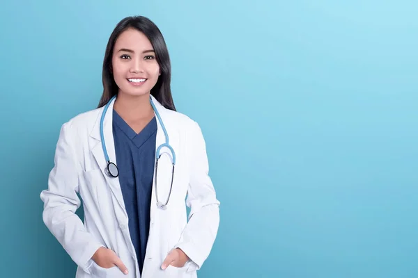 Souriant Asiatique Femme Médecin Manteau Blanc Sur Fond Bleu — Photo