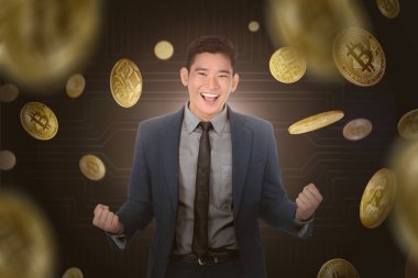 Mutlu Asya işadamı devre arka plan karşı bitcoin yağmur altında duran