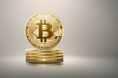 Parlak arka plan üzerinde altın bitcoin yığını