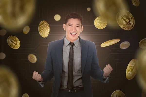 Щасливі Азіатських Бізнесмен Стоячи Під Дощем Bitcoin Тлі Ланцюга — стокове фото