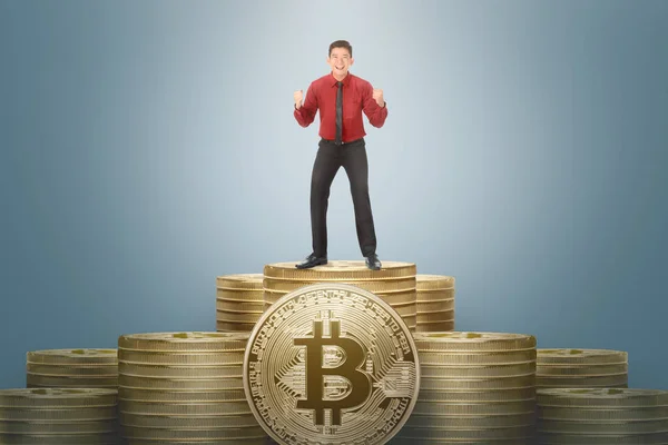Glada Asiatiska Affärsman Med Röd Tröja Står Bitcoin Stack Över — Stockfoto