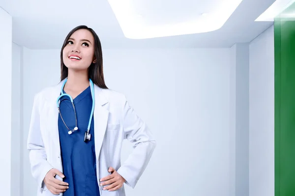 Jovem Asiático Médico Feminino Com Casaco Branco Estetoscópio Quarto Hospital — Fotografia de Stock