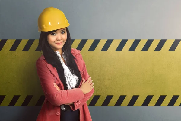 Lächelnde Asiatische Arbeiterfrau Mit Gelbem Helm Und Gekreuzter Hand Auf — Stockfoto