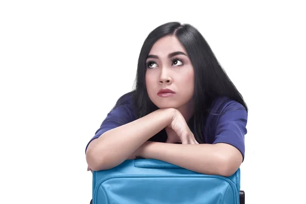Porträt Einer Traurigen Asiatischen Frau Die Sich Auf Koffer Lehnt — Stockfoto