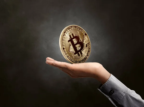 Чоловічої Руки Тримає Золотий Bitcoin Чорному Фоні — стокове фото