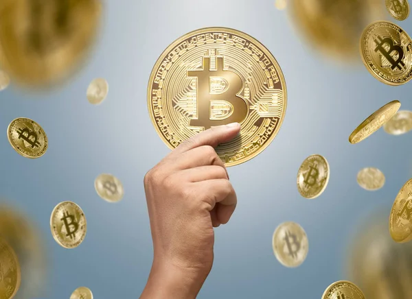 Mano Masculina Celebración Oro Bitcoin Con Bitcoins Caída Sobre Fondo —  Fotos de Stock