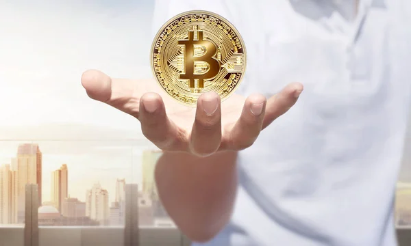 Man Håller Gyllene Bitcoin Med Stadsbilden Bakgrund — Stockfoto