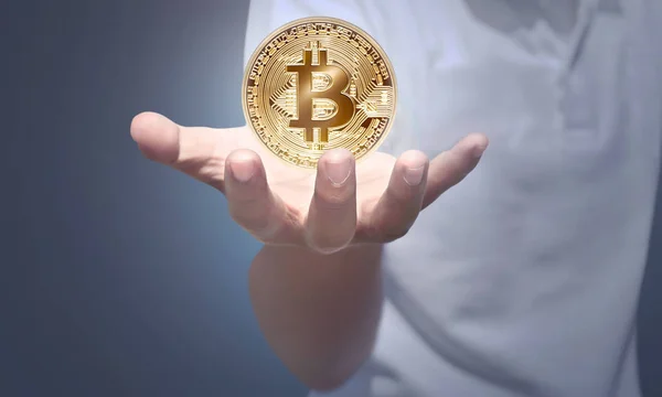 Homem Segurando Bitcoin Dourado Mão Sobre Fundo Cinza — Fotografia de Stock
