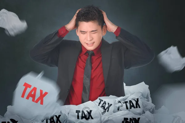 Asiático Hombre Negocios Impactado Acerca Impuestos Celebración Manos Detrás Cabeza — Foto de Stock