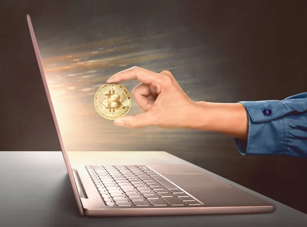 Invändig Handen Håller Gyllene Bitcoin Framför Laptop Skrivbord — Stockfoto