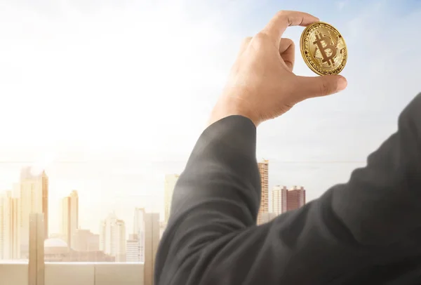 Affärsman Som Håller Bitcoin Hand Med Stadsbilden Bakgrund — Stockfoto