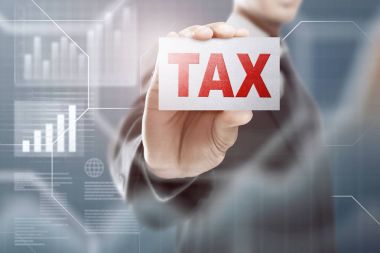 Vergi metin ile bir kart tutan işadamı