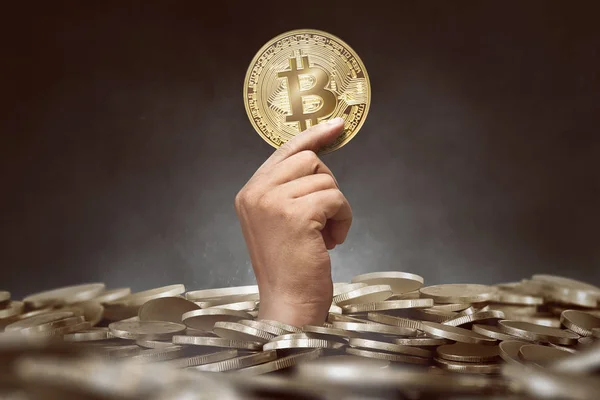 Människor hand visar gyllene bitcoin — Stockfoto