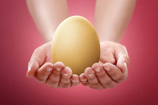 İnsanların elini tutun düz yumurta — Stok fotoğraf