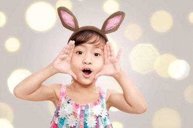  Asyalı küçük kız tavşan kulakları ile