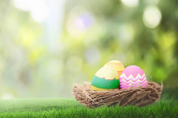 Korb mit bunten Ostereiern — Stockfoto