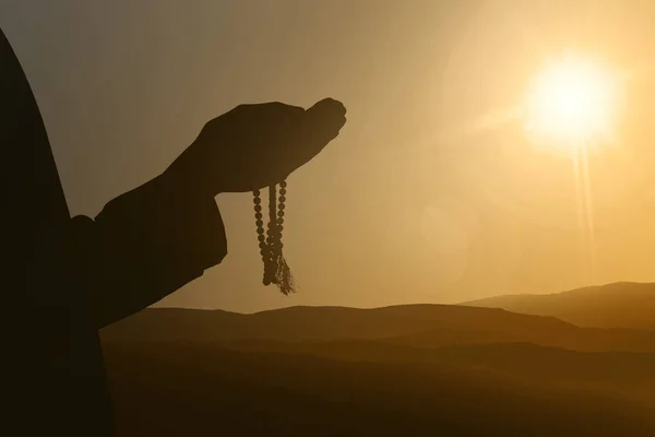 Silhouette Musulmani Che Pregano Dio Con Sfondo Del Tramonto — Foto Stock