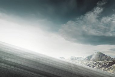 dramatik gökyüzü arka plan ile dağlarının görünümü yatırmak