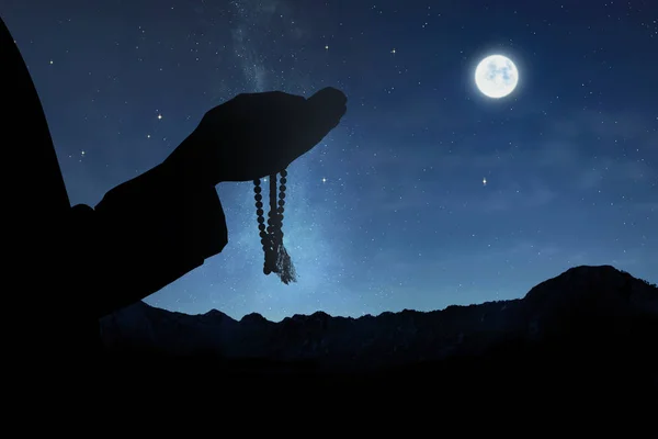 Gece Tanrı Dua Tespih Ile Müslüman Adam Silüeti — Stok fotoğraf
