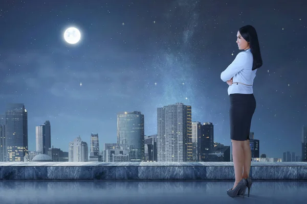 Widok Boku Azjatycki Biznes Kobieta Stojąc Tarasie Patrząc Panoramę Miasta — Zdjęcie stockowe
