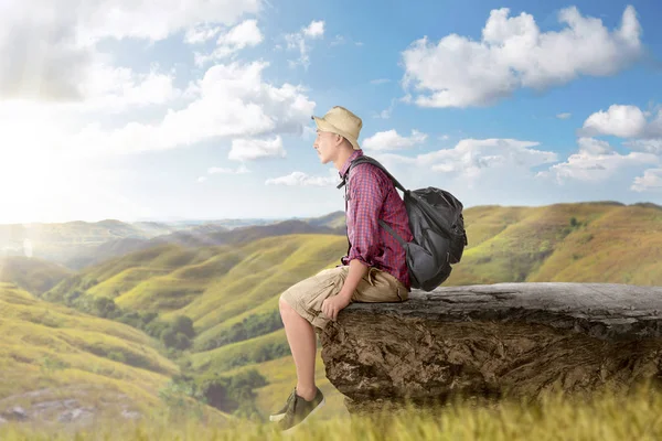 Asian Backpacker Hat Sitting Cliff — Stock Photo, Image