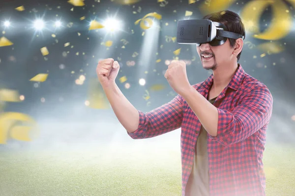 Asiático Hombre Con Virtual Realidad Disfrutando Fútbol Juego Con Confeti — Foto de Stock