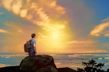 plaj gün batımı manzarayı backpacker