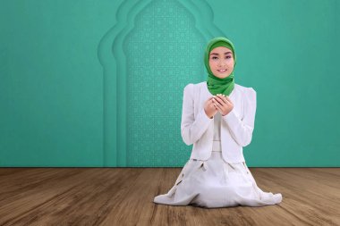Oturma ve camide dua genç Asyalı Müslüman kadın