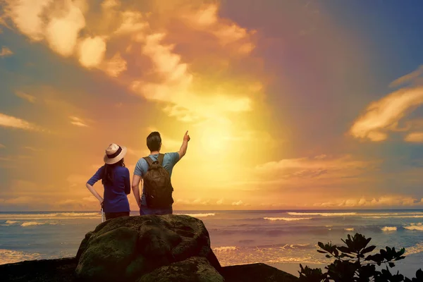 Couple Looking Sunset Panorama Beach — Stock Photo, Image