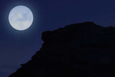 Karanlık gece yağmurda cliff silüeti