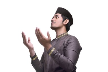 Beyaz arka plan üzerinde izole dua Asya Müslüman erkek portresi