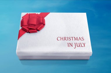 Noel hediye kutu kırmızı kurdele ile mavi arka plan üzerinde beyaz