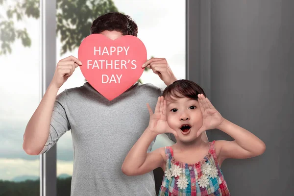 Ασιατικές Κοριτσάκι Και Μπαμπάς Κρατάει Καρδιά Σχήμα Κάρτα Κείμενο Ευτυχισμένος — Φωτογραφία Αρχείου