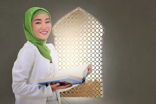 モスクでコーランの若いアジアのイスラム教徒の女性 — ストック写真