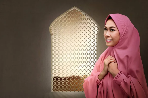 Asiatiska Muslimsk Kvinna Som Bad Till Gud Moskén — Stockfoto