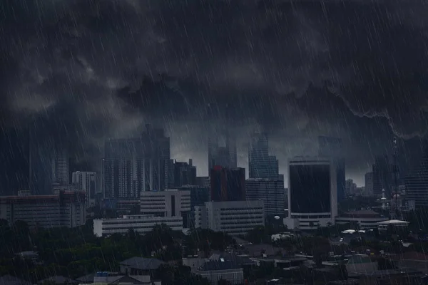 Donkere Regenwolken Met Onweer Stad — Stockfoto