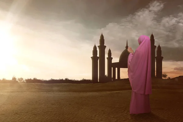 ベールは 背景にモスクと神に祈るとアジアのイスラム教徒の女性の後姿 — ストック写真