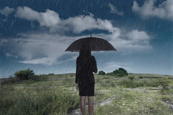 Geschäftsfrau Steht Mit Regenschirm Regen — Stockfoto
