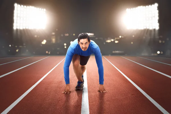 Junge Asiatische Läuferin Startposition — Stockfoto