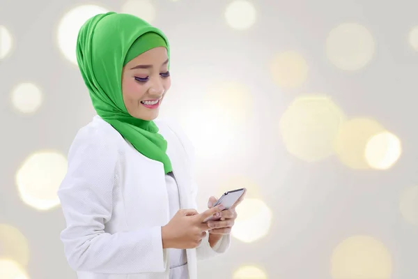 Asian Muslim Woman Holding Smartphone Blur Light Background — Stock Photo, Image