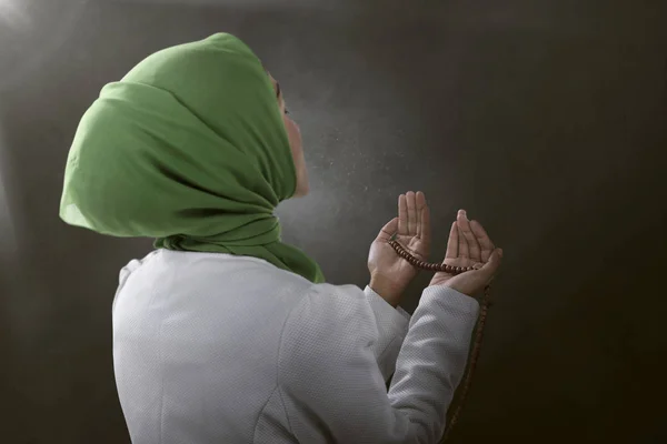 Vista Posterior Mujer Musulmana Asiática Rezando Dios Sobre Fondo Negro — Foto de Stock
