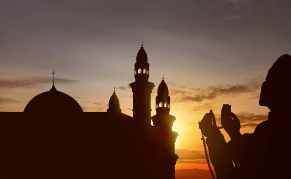 Silhouet Van Aziatische Moslim Bidden Met Bidparels Bij Zonsondergang Achtergrond — Stockfoto