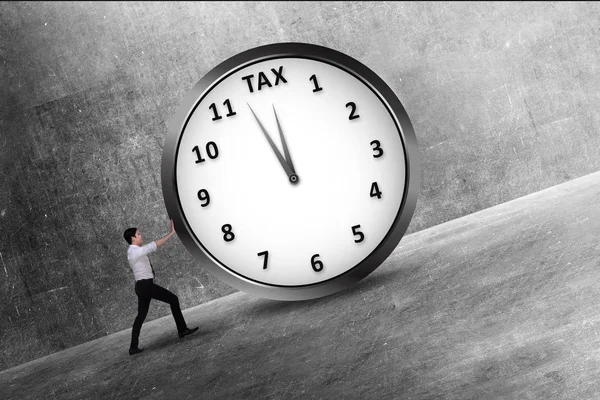 ハンサムなアジア系のビジネスマンは 税のメッセージで時計を押します 商品およびサービス税概念 — ストック写真