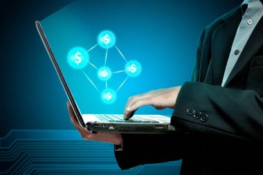 Laptop para ağ ile mavi arka plan üzerinde tutan işadamı