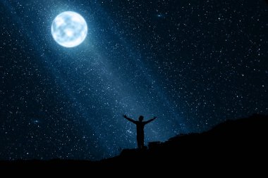 Ay ve yıldızlar gökyüzünde gece zevk mutlu adam silüeti