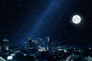 Parlak ay ve birçok yıldız gece gökyüzünde parlayan şehir 