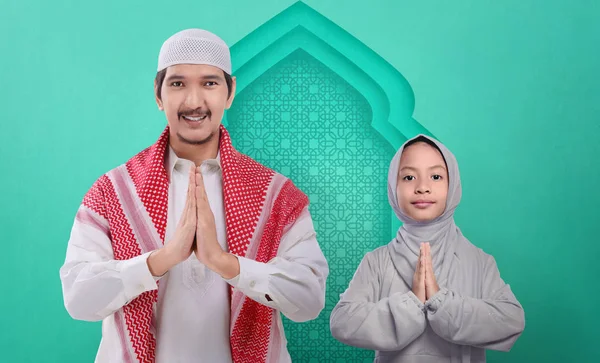 Portret Van Aziatische Moslim Familie Bidden Samen Moskee — Stockfoto