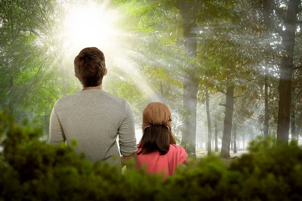 Arkadan Kızı Babası Birlikte Parkta Üzerinde Rahatlatıcı Görünüşü — Stok fotoğraf