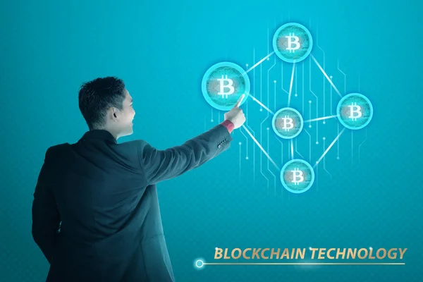 Erfolgreicher Asiatischer Geschäftsmann Der Bitcoin Netzwerk Ikone Berührt Blockchain Technologie — Stockfoto