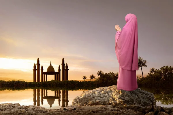 Achteraanzicht Van Aziatische Moslimvrouw Met Hoofddoek Bidden Tijdens Zonsondergang Achtergrond — Stockfoto